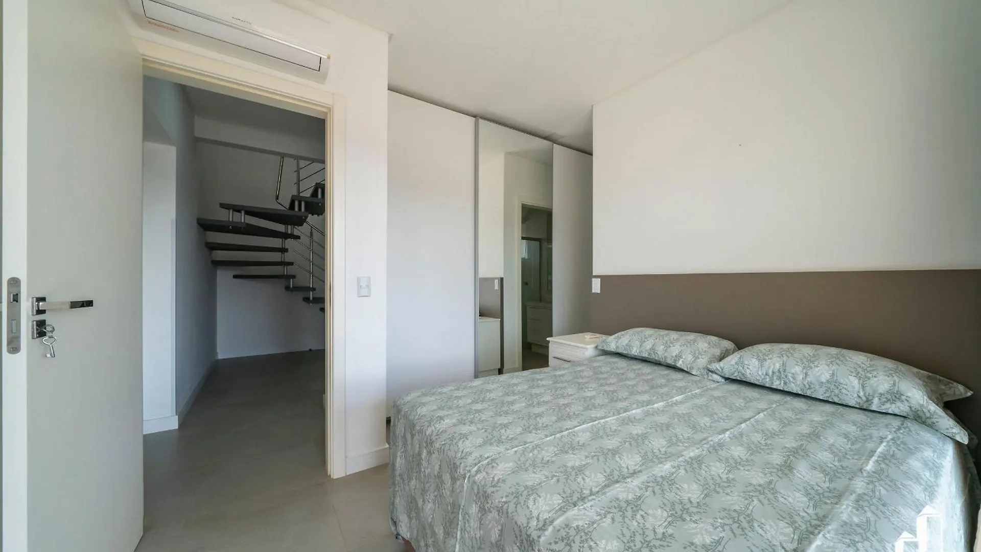 Cobertura Duplex Com 03 Suites Bombinhas
